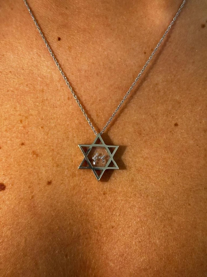 Collar único Estrella de David + Chai de oro blanco de 14k y diamantes blancos naturales