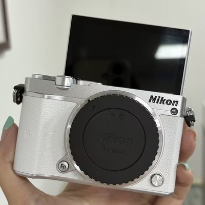 Nikon 1 J5 White  20.8MP Digital Camera Body Only- Excellent +++