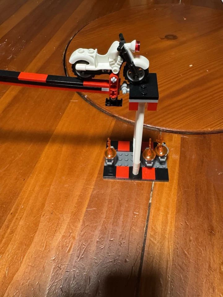 Lego Jokerland 76035, conjunto de playground de bicicleta Harley Quinn apenas! - Imagem 2 de 4