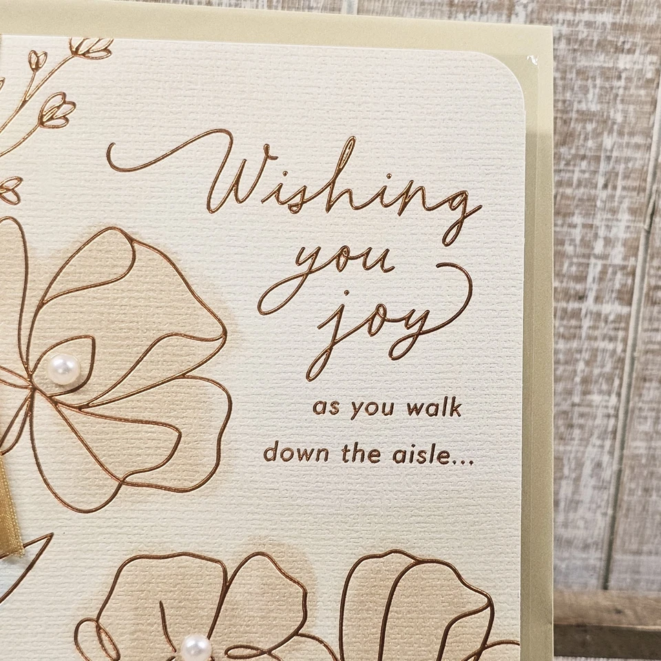 Tarjeta de felicitación de boda Hallmark 5x7 beige marrón perlas cinta Joy Love Foto 2 de 4