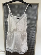 Boohoo Satin Jumpsuit mit Spitze Gr. 34/36 we...