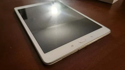 Samsung Galaxy Tab A SM-T555 16GB, WLAN + LTE, 24,6 cm (9,7 Zoll) + Logitech