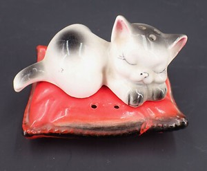 Napco Vintage Ceramic Sleeping Kitten on Red Rug Salt and Pepper Shakers