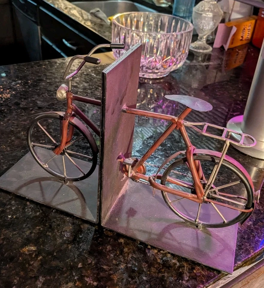 Sujetalibros deportivos modernos de metal marrón con tema (juego de 2)  Foto 3 de 3