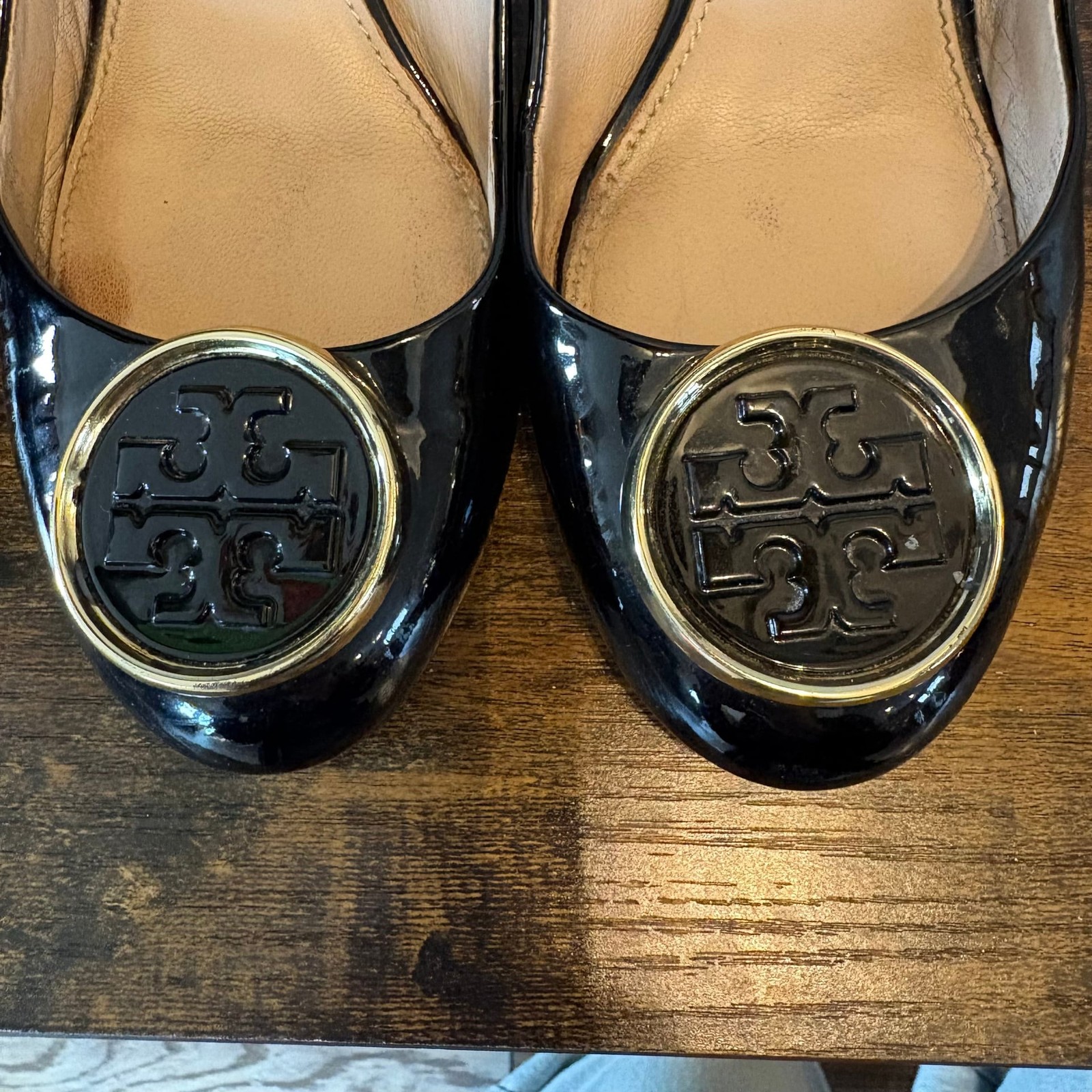 Tory Burch Black Patent Logo Wedge Pumps Size 7.5 Classic Heels thumbnail 4