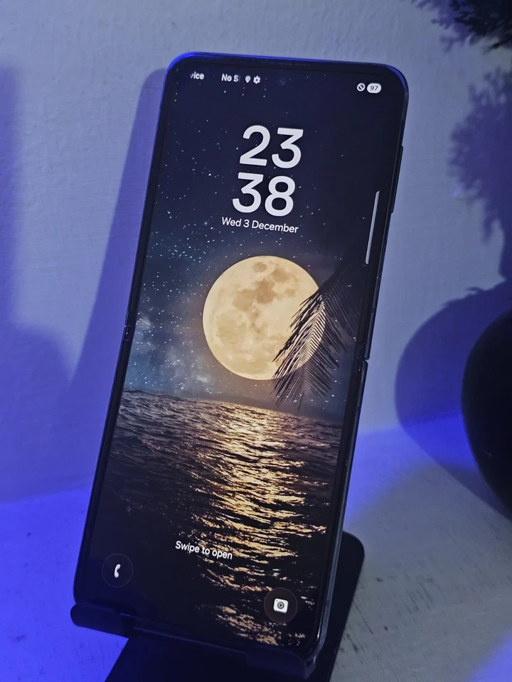 Samsung Galaxy Z-Flip 3 - 128GB - Network Unlocked - Forest Green Colour 🔥 - Image 4 of 4