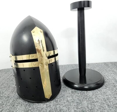 Mittelalterliche Ritterrüstung Kreuzritter Helm mit Holzständer Reenactment Helm