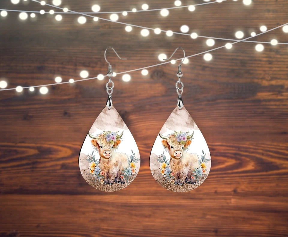 Pendientes colgantes impresos Highland Cow Baby hechos a mano con lágrima de madera Foto 2 de 4