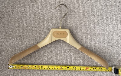 GUCCI beschichteter Kunststoff rutschfester Kleiderbügel Sandfarbe Logo Länge 36 cm NEU
