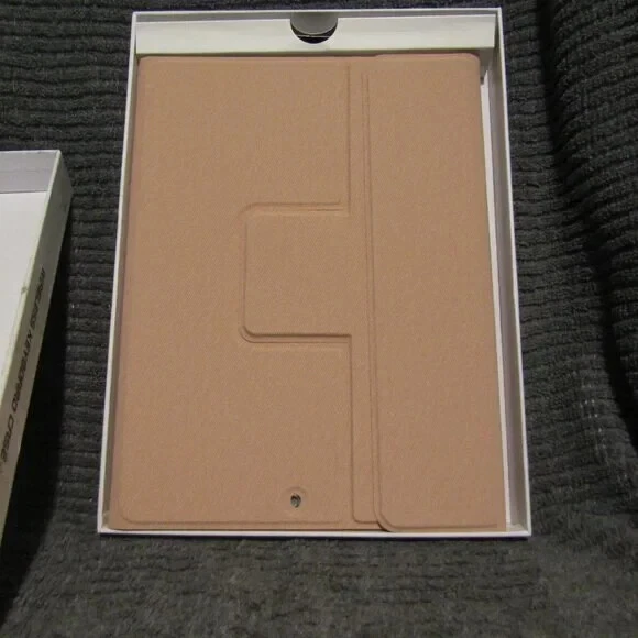 Wireless Keyboard Case for 10 inch ipads with Removable Keyboard - Image 2 of 4