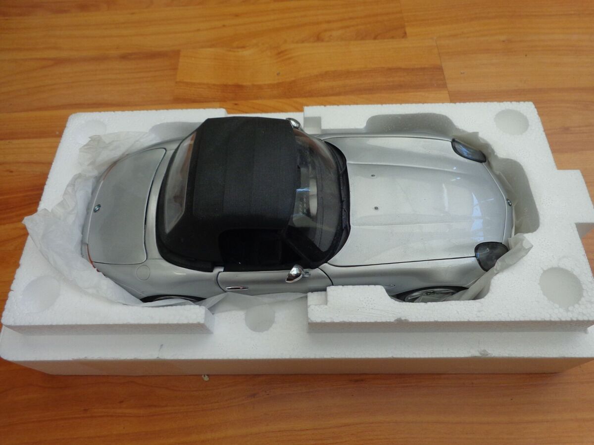 KYOSHO 1/18 BMW Z8 THE WORLD IS NOT ENOUGH JAMES BOND 007 KYOSHO 1/18 BMW Z8 THE WORLD IS NOT ENOUGH JAMES BOND 007