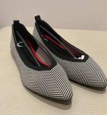 Journee Collection Karise Flat