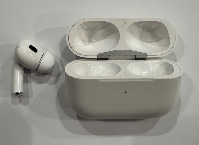 Apple AirPods Pro 2nd Generation A2968 USB-C Charging Case + LEFT A3048 Side