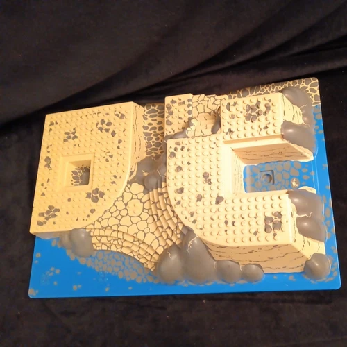 LEGO 44510 3D RAISED BASE PLATE. WORLD CITY COAST WATCH HQ 7047