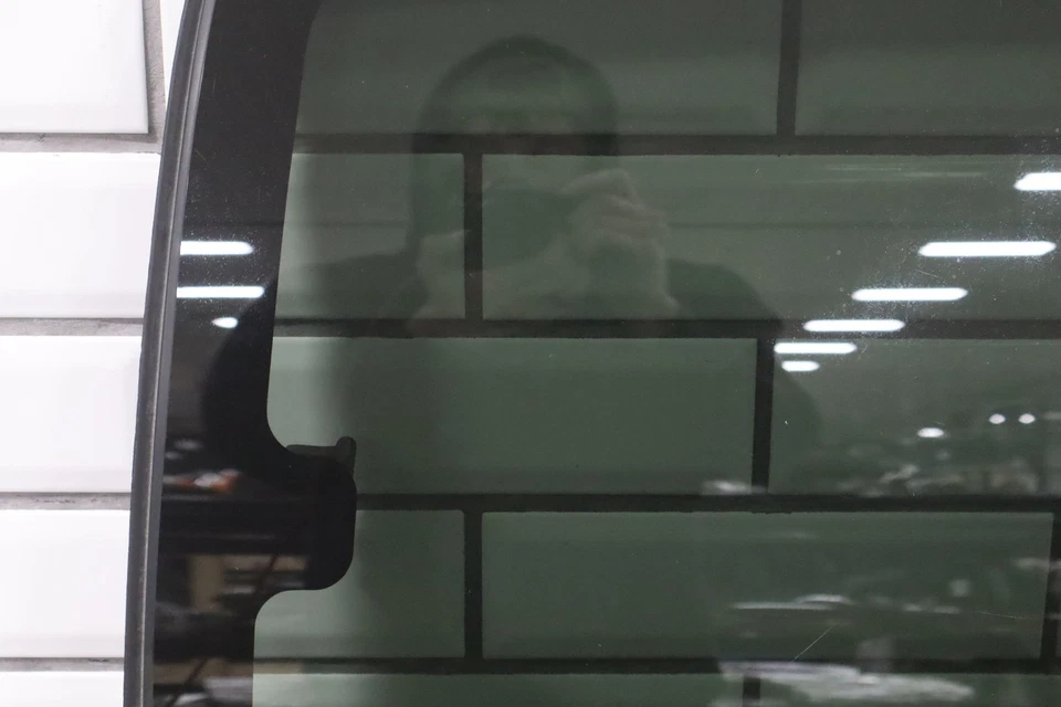 99-07 Chevy GMC Silverado Sierra GMT800 Extended Cab Right Rear Door Glass - Image 3 of 4