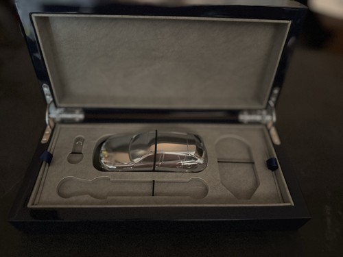 2017 - 2023 Maserati Levante Box W Aluminum Paperweight OEM - Foto 1 di 12