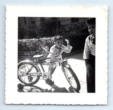 Vecchia foto d'epoca COPPIA DI RAGAZZI IN BICICLETTA CON RUOTE DA ALLENAMENTO ISTANTANEA