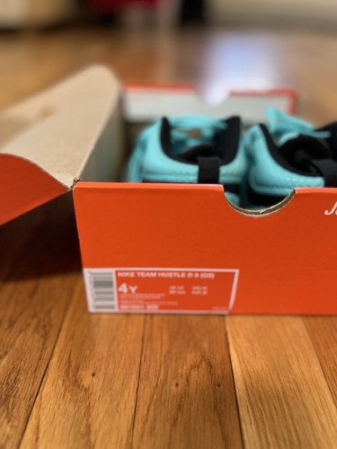 Nike Team Hustle D8 Athletic Sneaker (GS) Youth 4 Aurora Green 881941-302 - Picture 3 of 6
