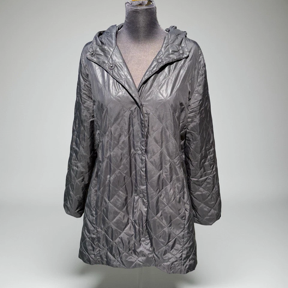 Chaqueta acolchada ligera Eileen Fisher con capucha talla grande invierno Foto 2 de 4