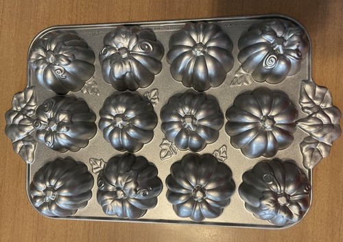 Nordic Ware Padella per Muffin Toppa Zucca 6 Tazze, 1,5L, 12 Zucche, Padella Antiaderente - Foto 4 di 5