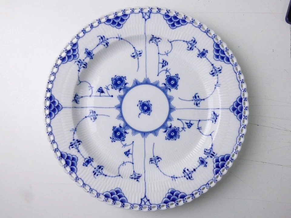 Royal Copenhagen Musselmalet blau Vollspitze runde Platte Form 1041 KS-341