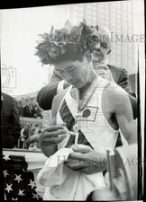 1969 Press Photo Will Cloney pins medal on Yoshiaki Unetani after race
