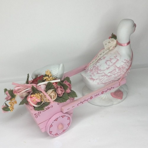 Vintage 1988 Trippies Inc. Mama & Baby Porcelain Ducks W/Wood Heart Floral Cart  - Picture 3 of 8