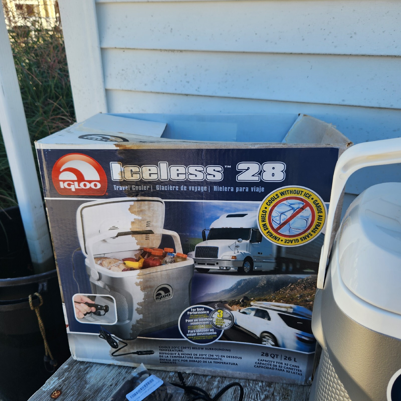 Igloo Iceless Thermoelectric Cooler Silver/White 28Quart CLEAN