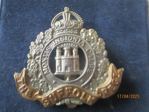 BRITISH ARMY SUFFOLK REGIMENT KC BI-METAL WW2 CAP BADGE