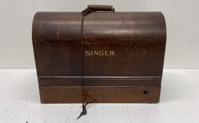 Singer 99 Sewing Machine Portable Electric Black Gold Wooden Dome Case Vintage