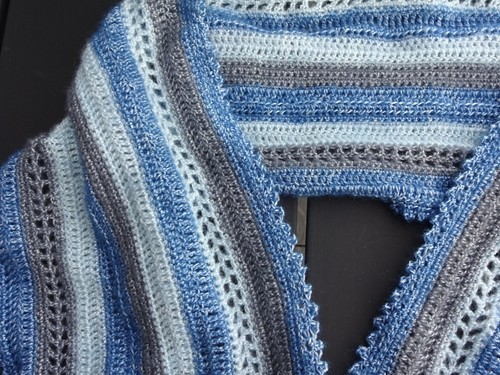 Edler handgestrickter Schal in Blautönen - Bild 2 von 3