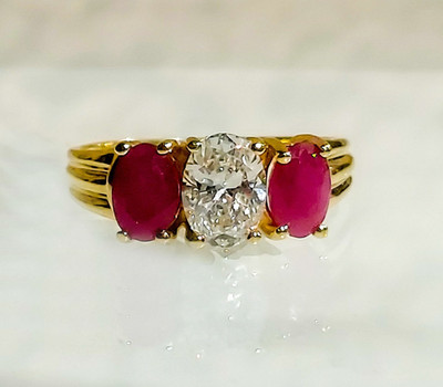 Nachlass Ring, 1,8 ctw 10k Gold, Rubine mit zertifiziertem Diamanten, Größe 6 oval