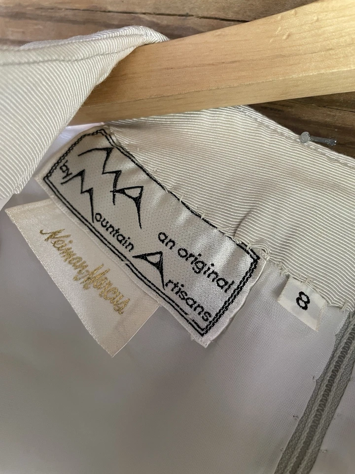 Vestido vintage 1970 Mountain Artisans, Neiman Marcus 8 kaftan Bata con Aplicações - Imagem 3 de 4