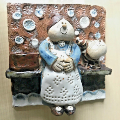 Glasierte Fliese - handgefertigt 14,5 cm x 14,5 cm - Alte Dame und Katze