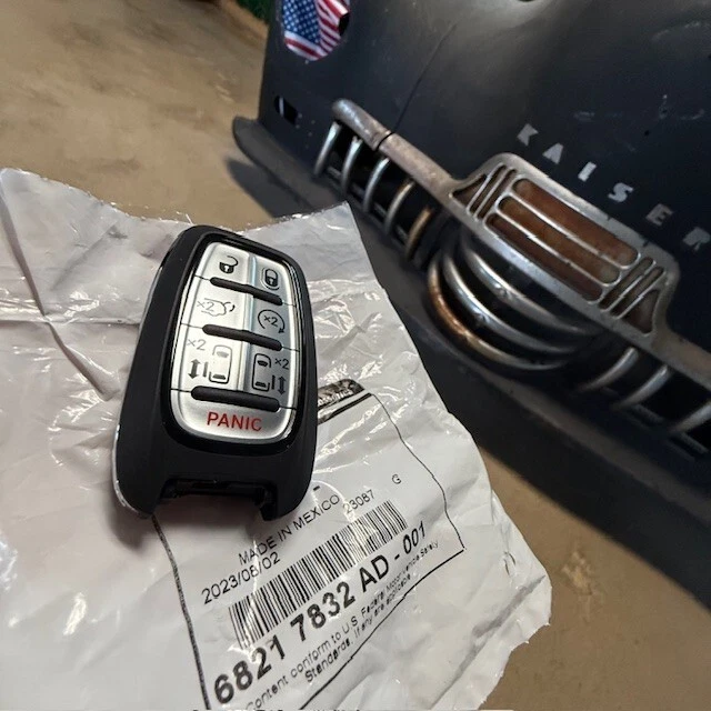 Подлинный оригинальный производитель Mopar интегрированный брелок передатчик 68217832AD Chrysler 2017-24 - Изображение 4 из 4