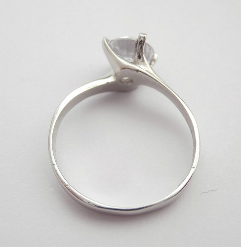 Anello stile Valentino con zircone solitario da 7 mm. e 4 griffes in ORO 18KT - Foto 10 di 11