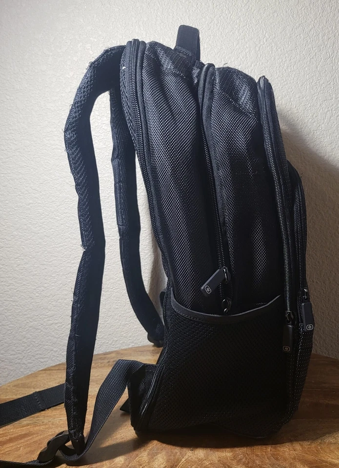 Mochila negra OGIO Playstation Techonogio Checkpoint Friendly para computadora portátil de 19" Foto 3 de 4