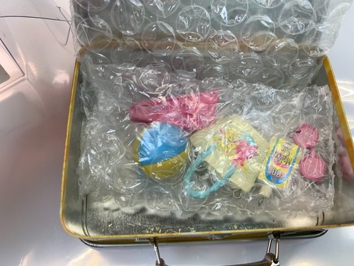 Fun Hallmark Keepsake 2002 Malibu Barbie Lunchbox Club Ornamento - Imagen 6 de 9