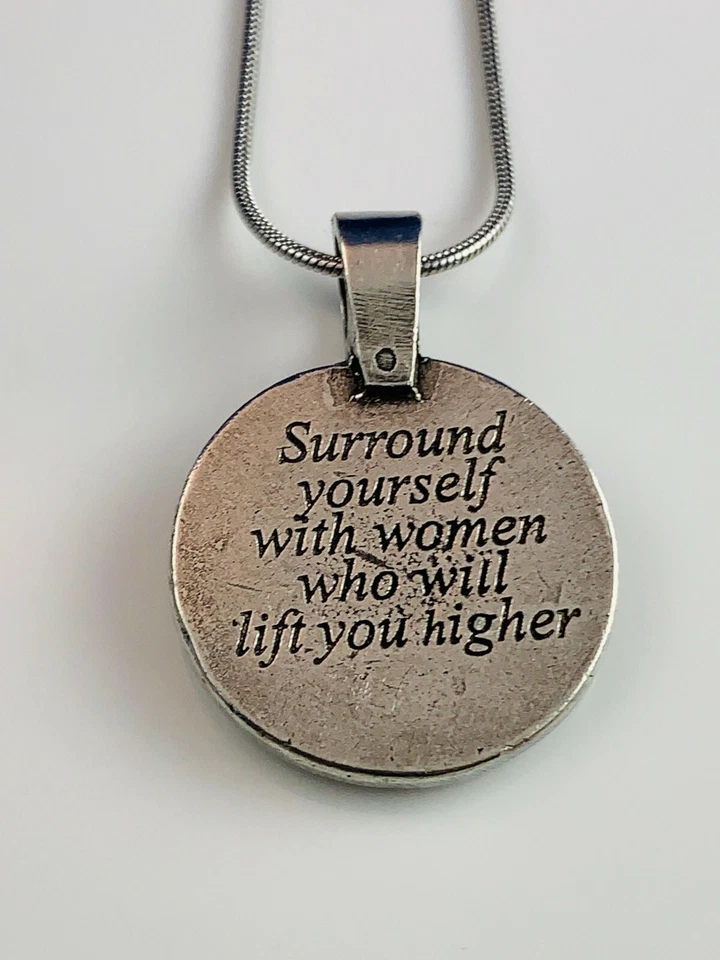 Colgante Hermandad de la Mujer Peltre Fino Mensaje Inspirador en el Reverso Foto 3 de 4