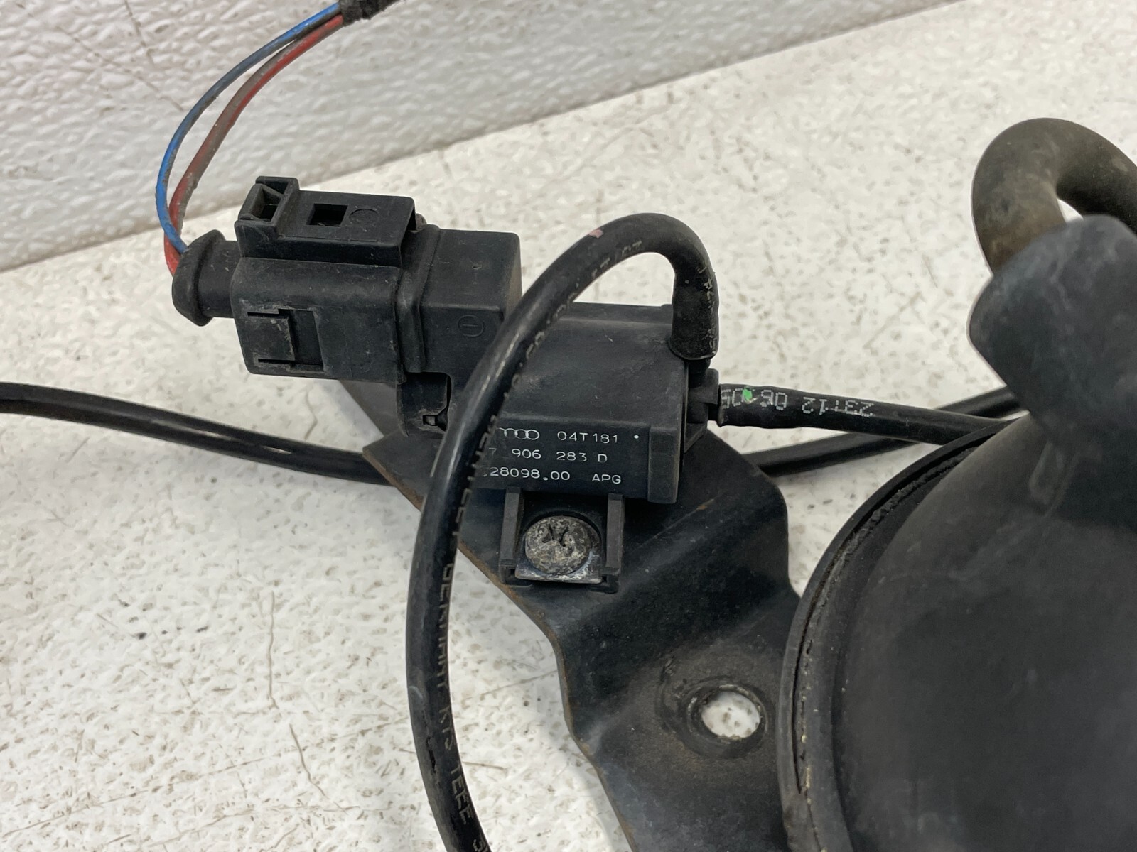 03-07 Bentley Continental GT Right Left Exhaust Solenoid Vacuum Tank 1577 OEM