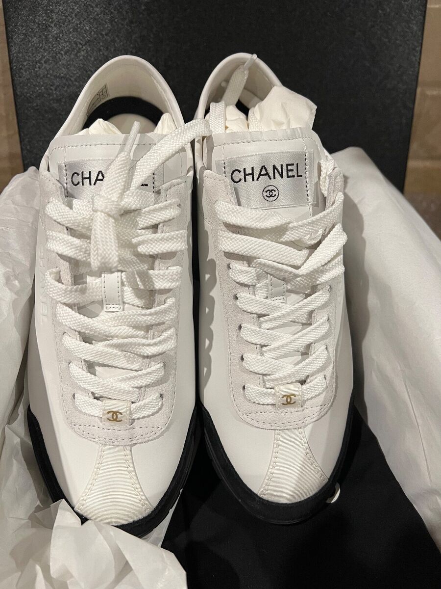 Chanel 2024S NEW TAGS WHITE BLACK CHANEL CC LOGO SNEAKERS Chanel 2024S NEW TAGS WHITE BLACK CHANEL CC LOGO SNEAKERS