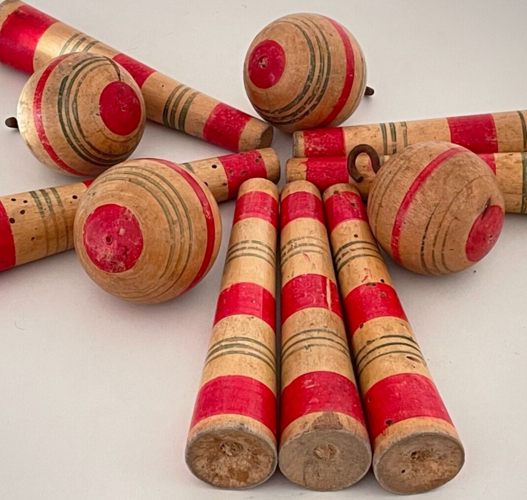 Lot De 7 Quilles Et 4 Boules Crochets - Jouets Anciens En Bois Peint - Pièces De Jeux