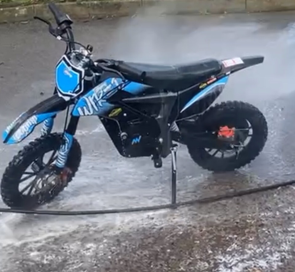 **Not working**STOMP WIRED KIDS ELECTRIC DIRT BIKE ELECTRIC MOTORCROSS