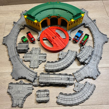 Thomas & Friends Take N Play Lote Cobertizos Tidmouth, Juego de Pista de Hub Portátil.