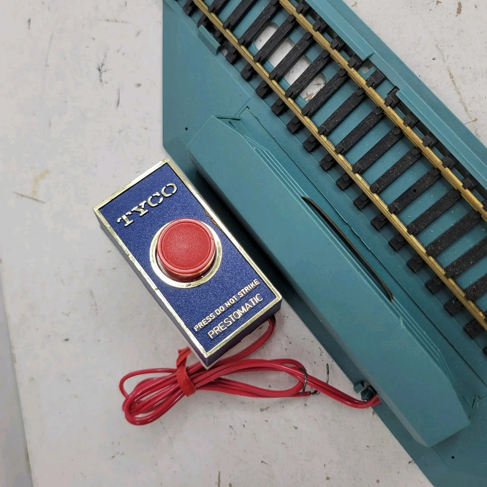 Vintage HO Scale Tyco Prestomatic Activated And Track Section - Image 2 of 3