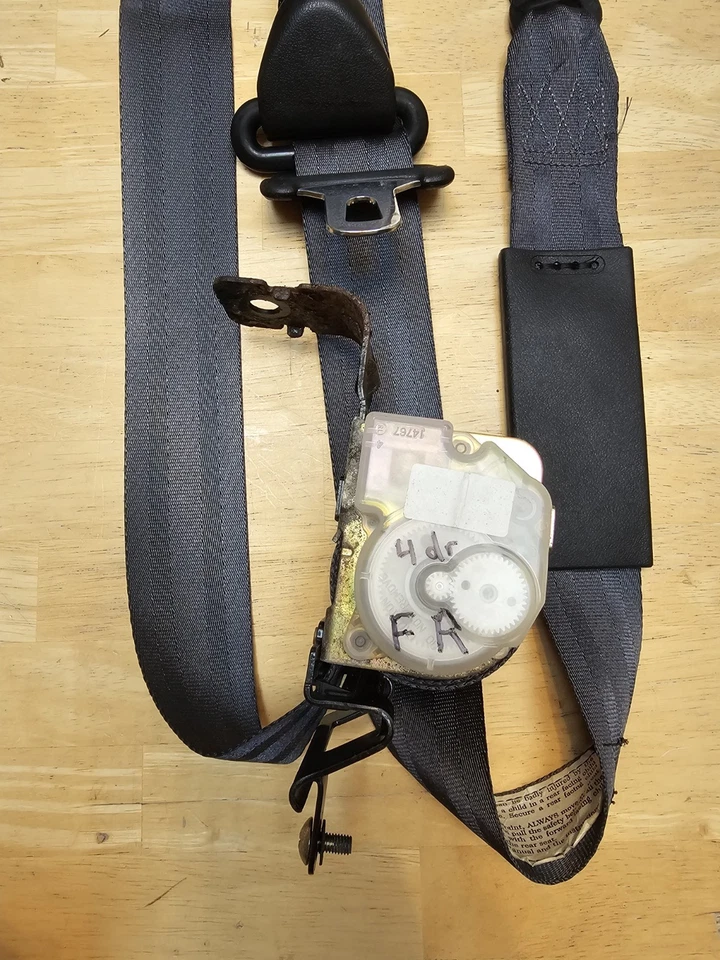 Cinturón de seguridad derecho pasajero delantero derecho 96-98 Geo Tracker Suzuki Sidekick 4 puertas Foto 2 de 4