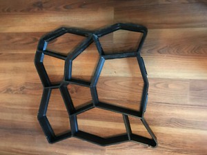 Cement pathway stepping stone mold