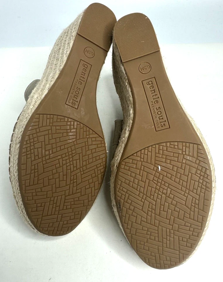 Sandalia de cuña de gamuza gris Gentle Souls by Kenneth Cole para mujer talla 6,5 M EE. UU. Foto 3 de 4