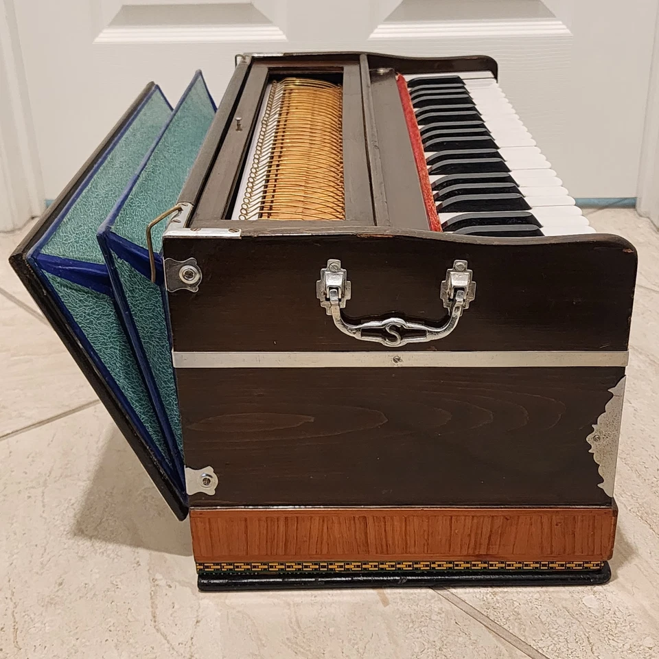 Instrumento musical HARMONIUM 39 teclas ** Se vende como está para piezas / reparación ** Foto 4 de 4