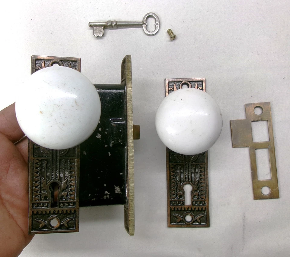 Antiguo Juego Placas Traseras EASTLAKE Porcelana Blanca Perillas Puerta Cerradura Mortaja con Llave Foto 3 de 4